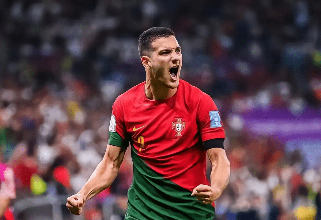 包含摩洛哥强势曼联，罗本三分雨点燃全场的词条