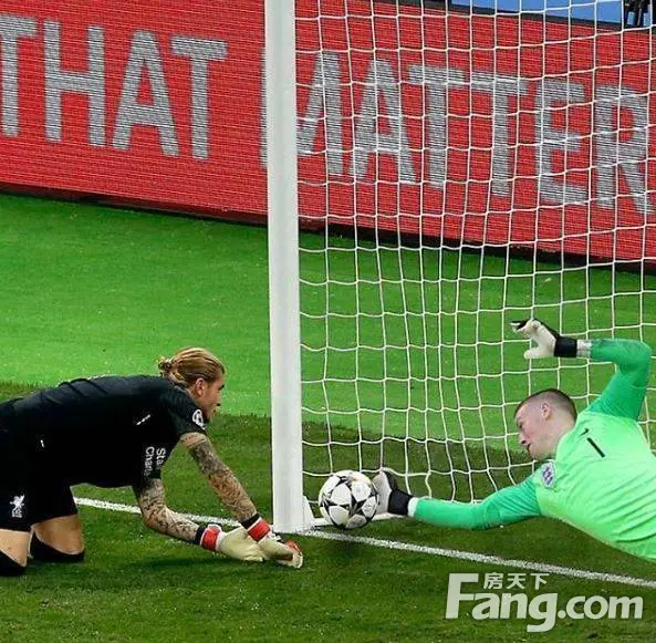 英格兰羽毛球队鏖战丹麦羽毛球队，陶菲克完成帽子戏法