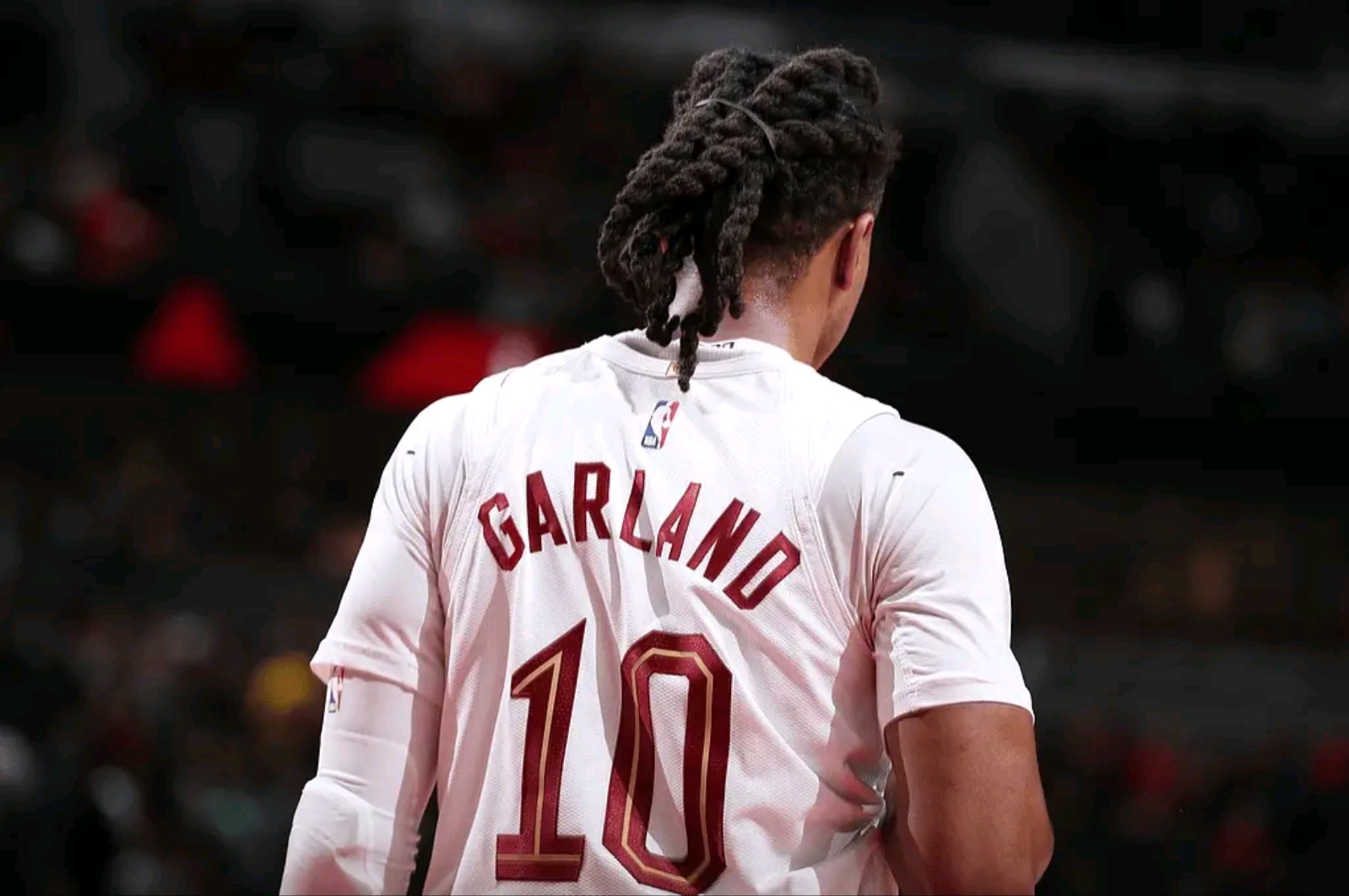 山东队完胜火箭，米切尔高光表现