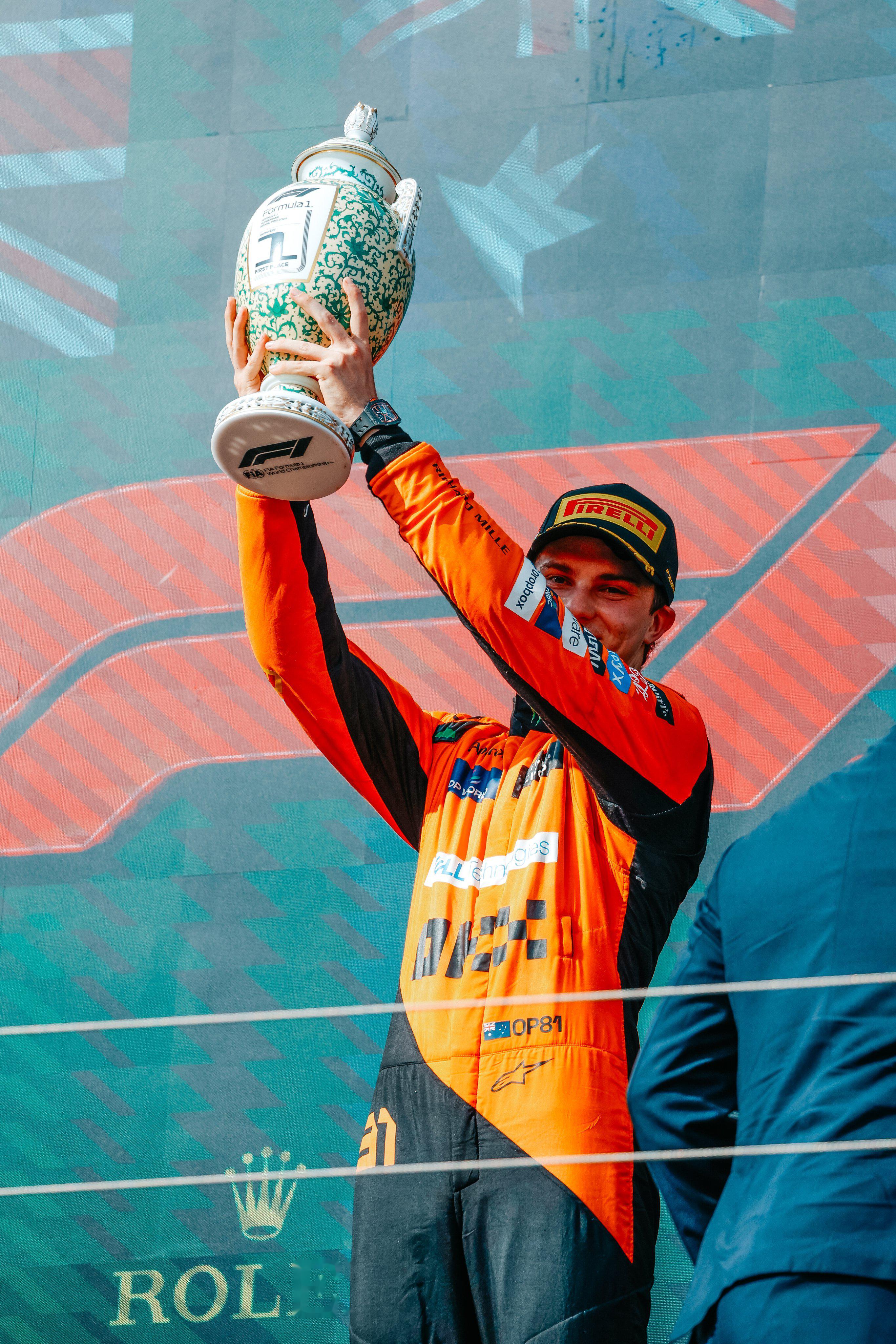 雷诺车队绝杀迈凯伦，皮亚斯特里点燃赛场