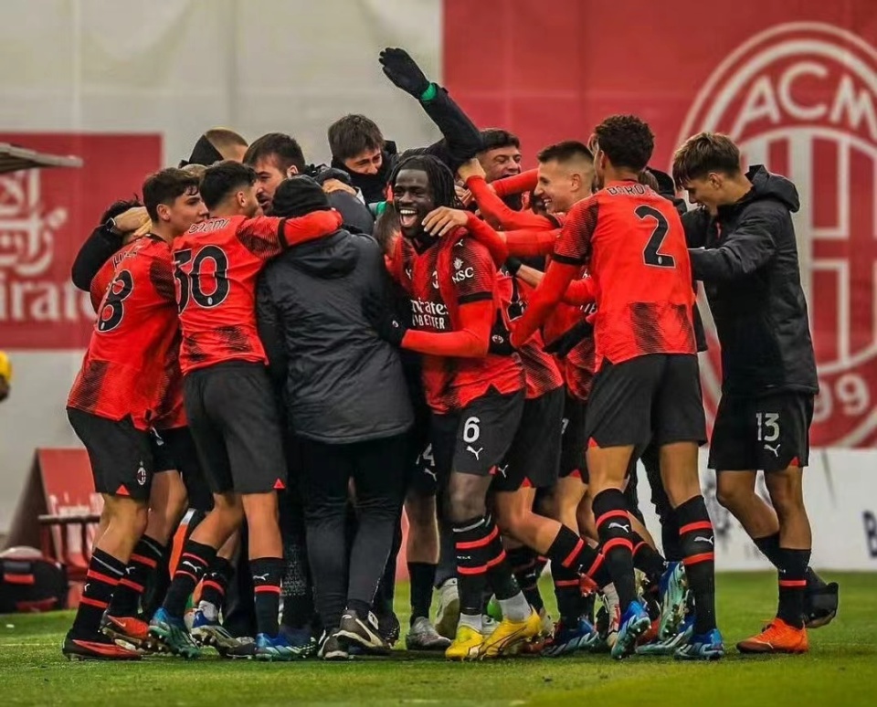 意甲联赛竞争激烈，多支豪门抢夺冠军