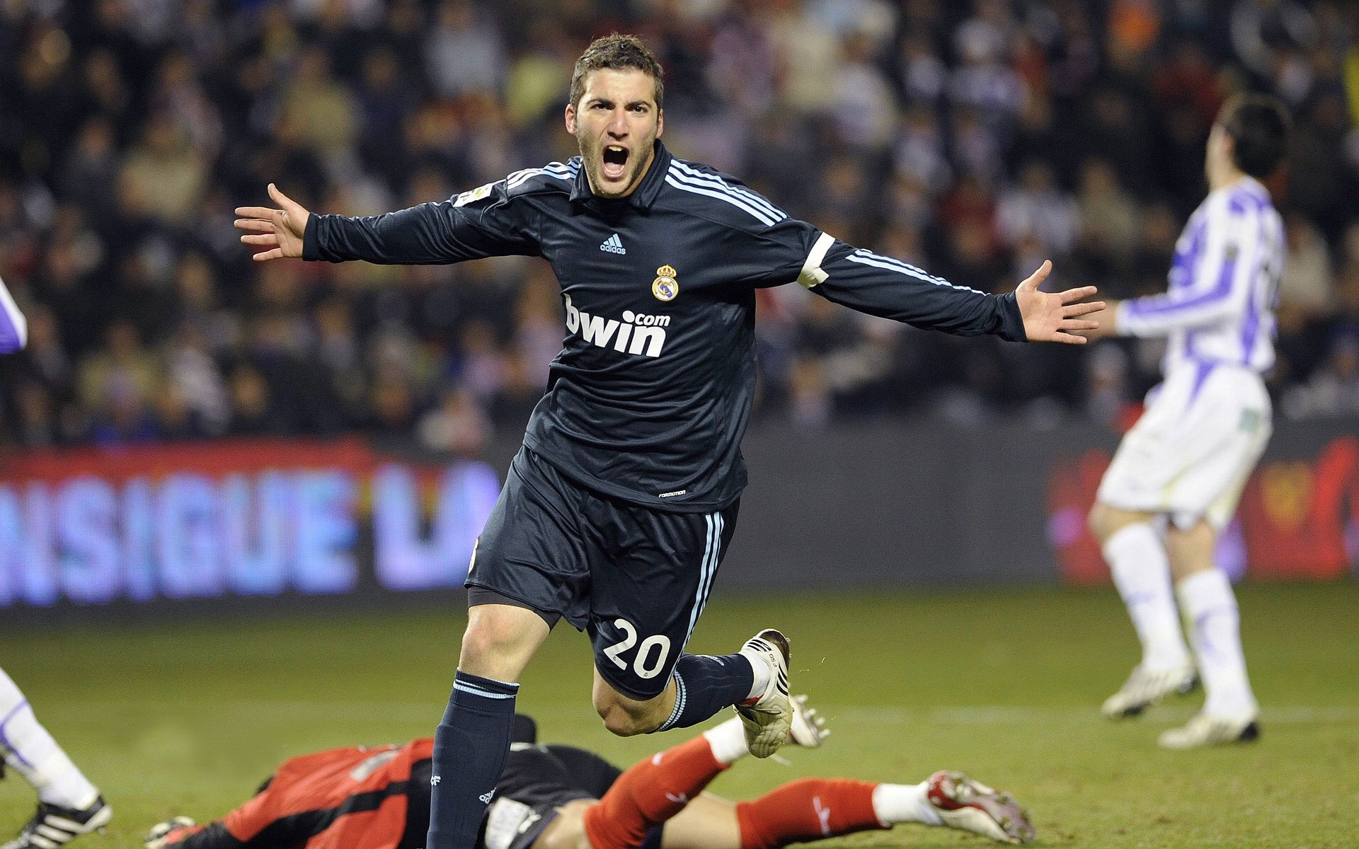 双面叙事，绿茵场上个体爆发与集体协奏的辩证术