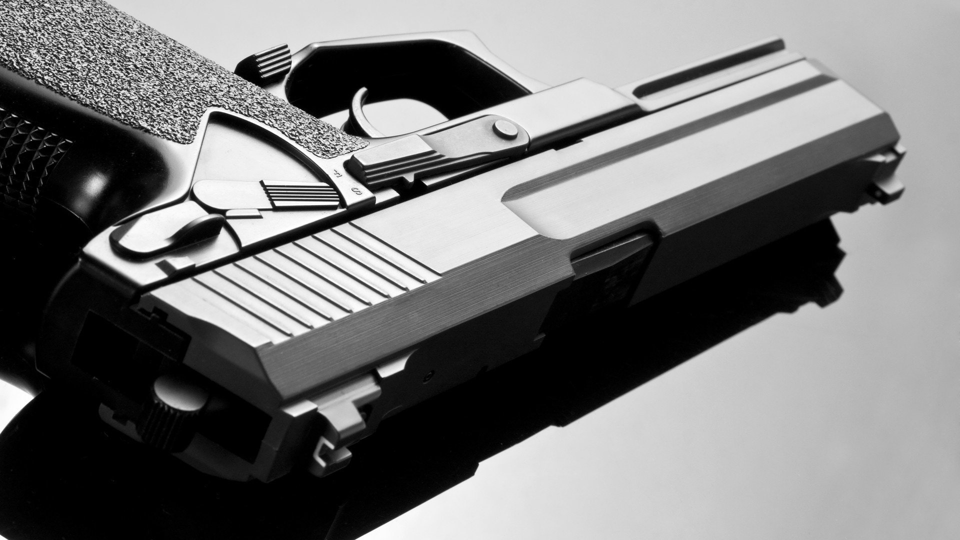 赛道与球场,在刺耳的寂静中决胜